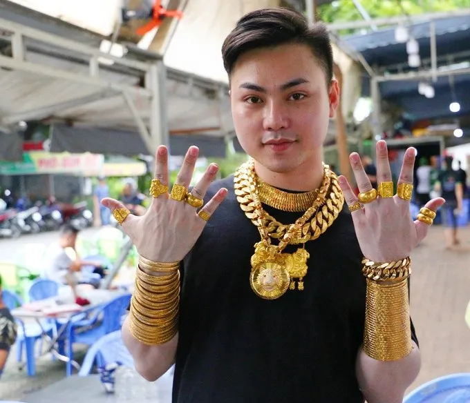 chang-trai-ban-lau-bo-deo-80-cay-vang-len-nguoi-ai-cung-choang-khach-nuom-nuop-xin-chup-anh-nhu-ngoi-sao (8)