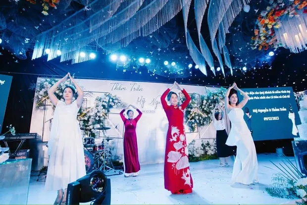 co-dau-deo-25-cay-vang-len-san-khau-khien-khac-moi-nhao-nhao-3-the-he-noi-ngoai-phan-ung (4)