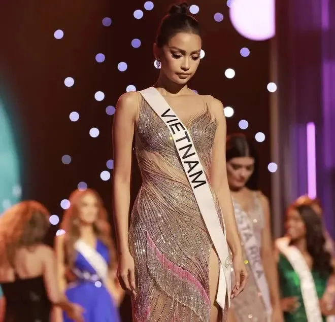 ro-tin-nguoi-dep-bi-buoc-thoi-hoc-ngoi-ghe-bgk-cham-thi-hoa-hau-sinh-vien-ban-to-chuc-len-tieng (311)