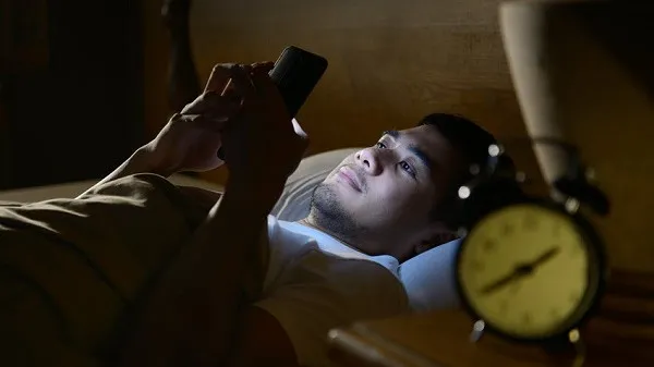 ai-thuong-xuyen-thuc-khuya-neu-phat-hien-co-dau-hieu-nay-can-dung-ngay-tranh-nguy-co-dot-tu (3)