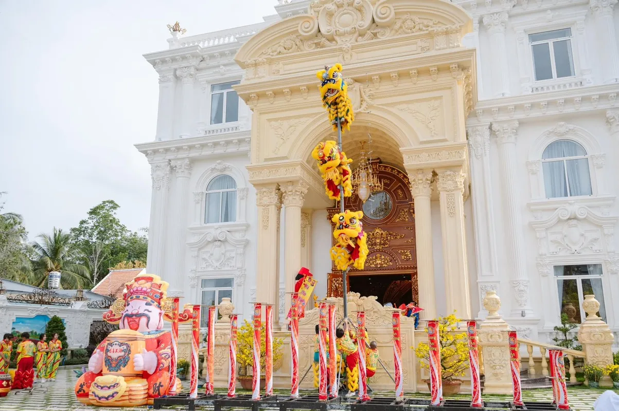 choang-truoc-dinh-thu-150-ty-dong-noi-tieng-nhat-nhi-mien-tay-rong-3000m2-noi-that-dat-vang-kho-ai-lam-lai (2)