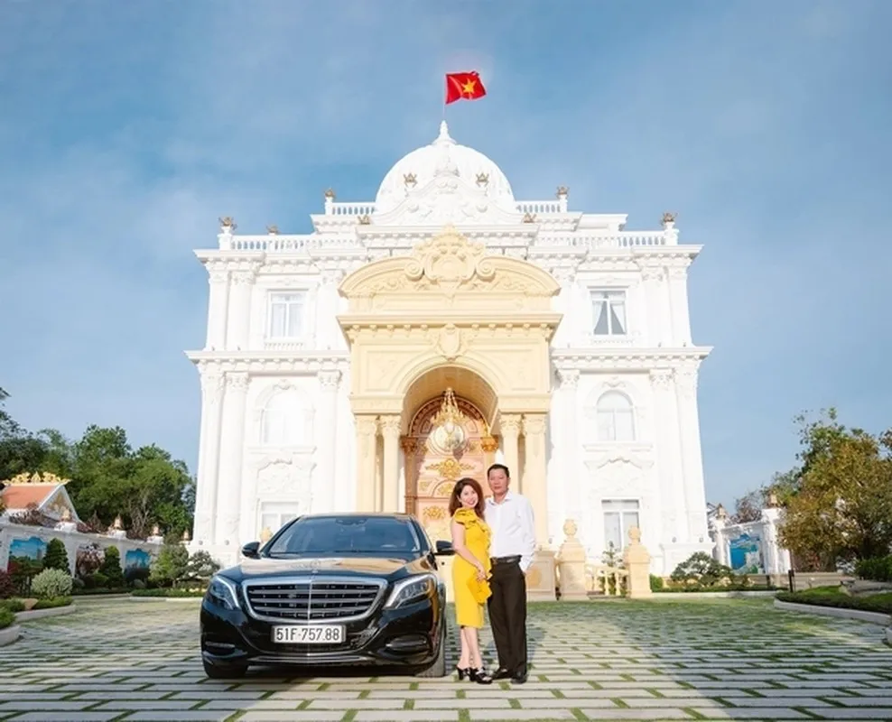 choang-truoc-dinh-thu-150-ty-dong-noi-tieng-nhat-nhi-mien-tay-rong-3000m2-noi-that-dat-vang-kho-ai-lam-lai (3)