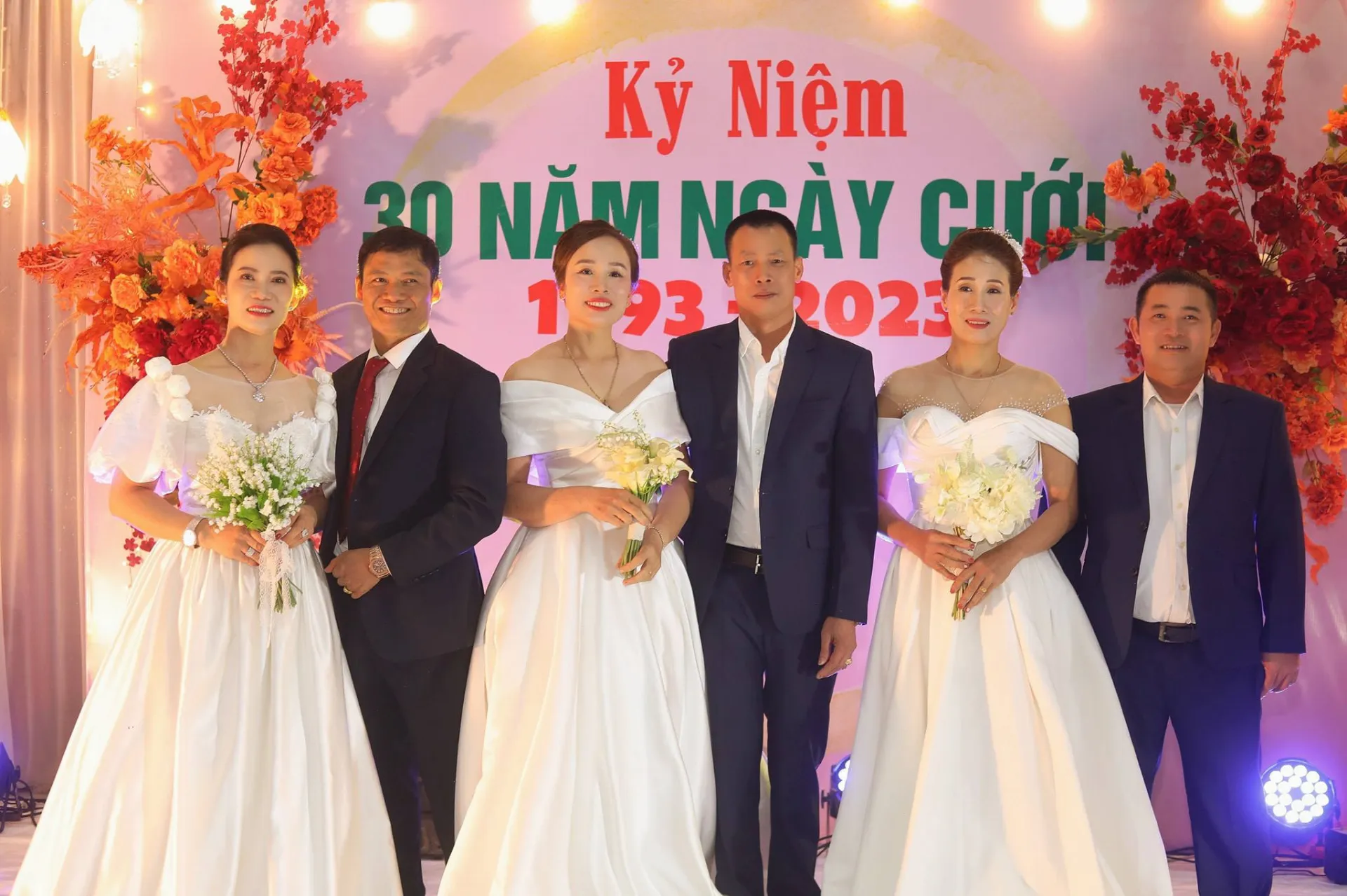 3-cap-vo-chong-cung-to-chuc-ky-niem-30-nam-ngay-cuoi-tai-hien-dieu-trung-hop-kho-tin-ai-nghe-cung-bat-ngo (4)