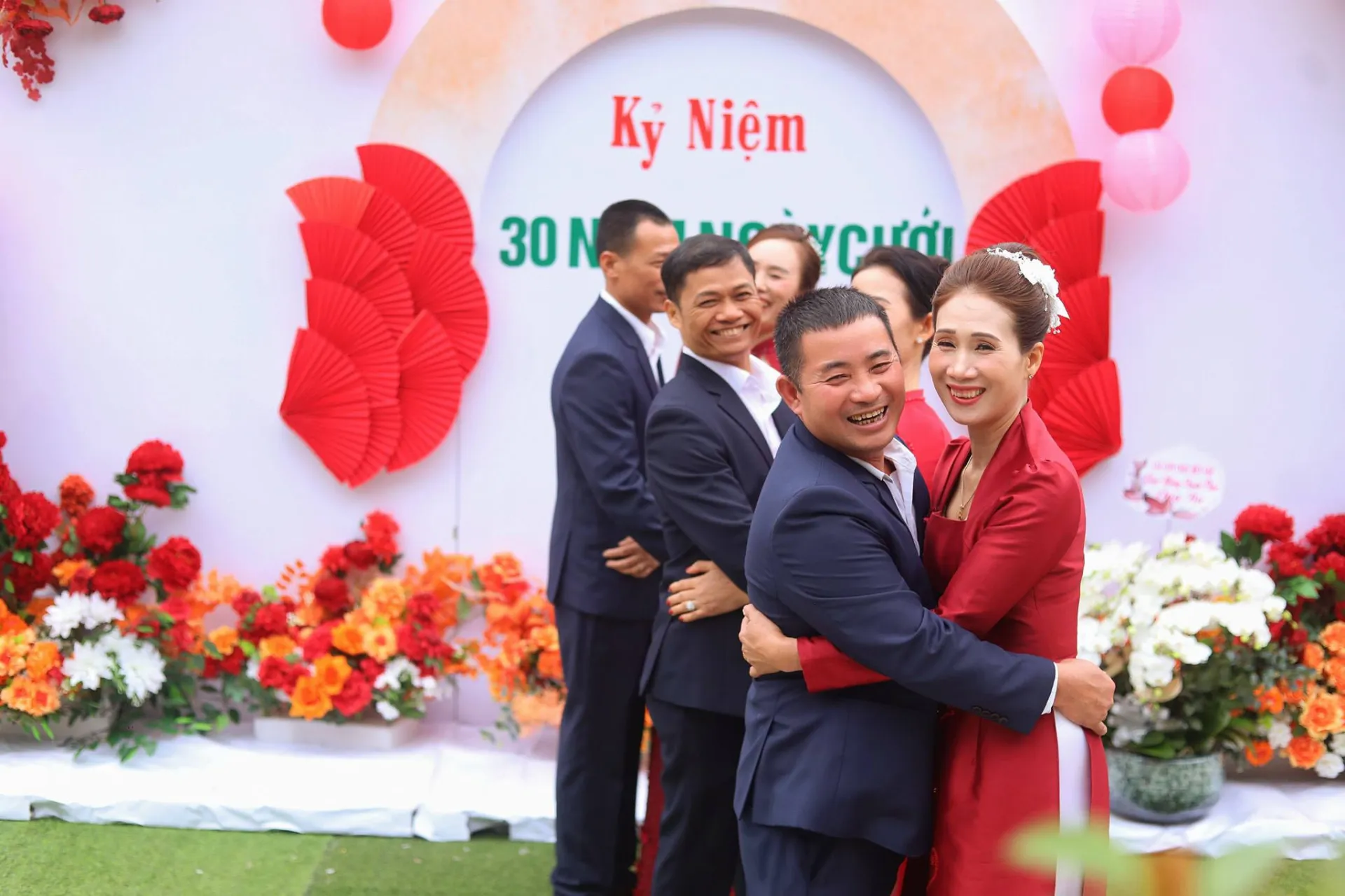 3-cap-vo-chong-cung-to-chuc-ky-niem-30-nam-ngay-cuoi-tai-hien-dieu-trung-hop-kho-tin-ai-nghe-cung-bat-ngo (7)