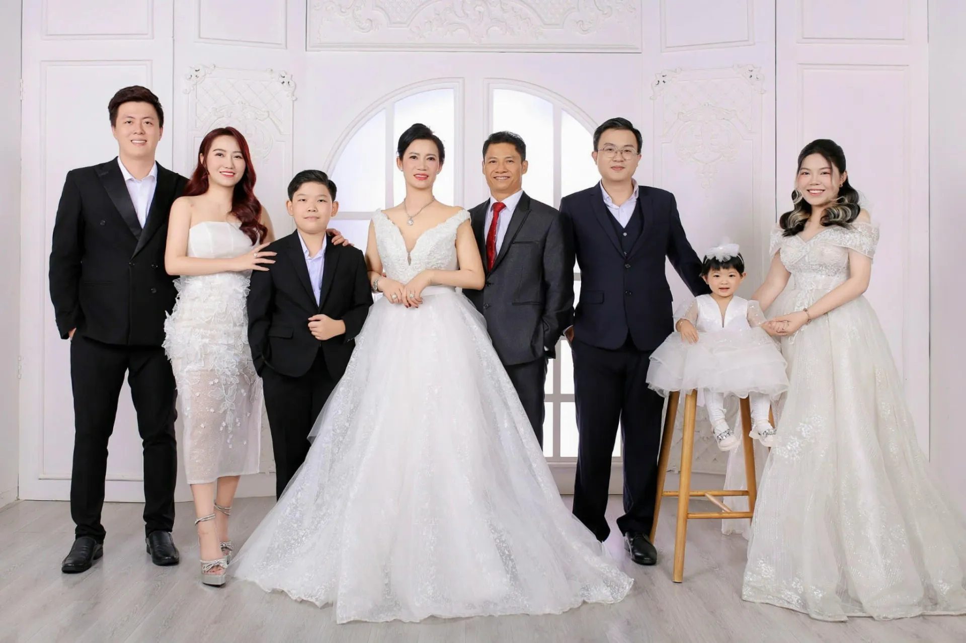 3-cap-vo-chong-cung-to-chuc-ky-niem-30-nam-ngay-cuoi-tai-hien-dieu-trung-hop-kho-tin-ai-nghe-cung-bat-ngo (8)