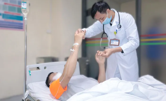 troi-chuyen-lanh-nguoi-dan-ong-dot-quy-tai-co-quan-sau-gio-lam-viec-bac-si-noi-ly-do-ai-cung-de-mac-phai (2)