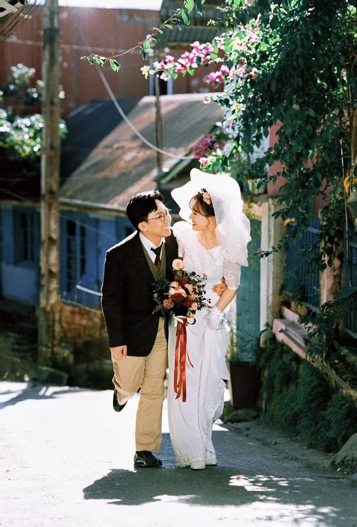 tran-thanh-va-ba-xa-hari-won-cuoi-lan-nua-bo-anh-co-dau-chu-re-theo-concept-hoai-niem-khien-khan-gia-ran-ran (4)