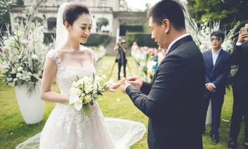 nguoi-dep-dinh-dam-vo-mong-khi-quen-ban-trai-dai-gia-khong-dam-chia-tay-vi-bi-doa-mat-mang-song-10-nam-ac-mong (9)