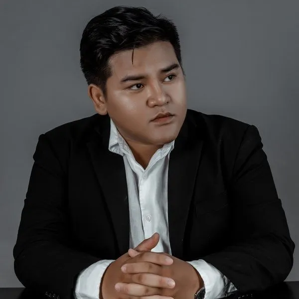 nam-ca-si-co-tieng-showbiz-viet-cau-hon-ban-trai-dong-gioi-ban-be-chung-kien-khoc-mung (3)