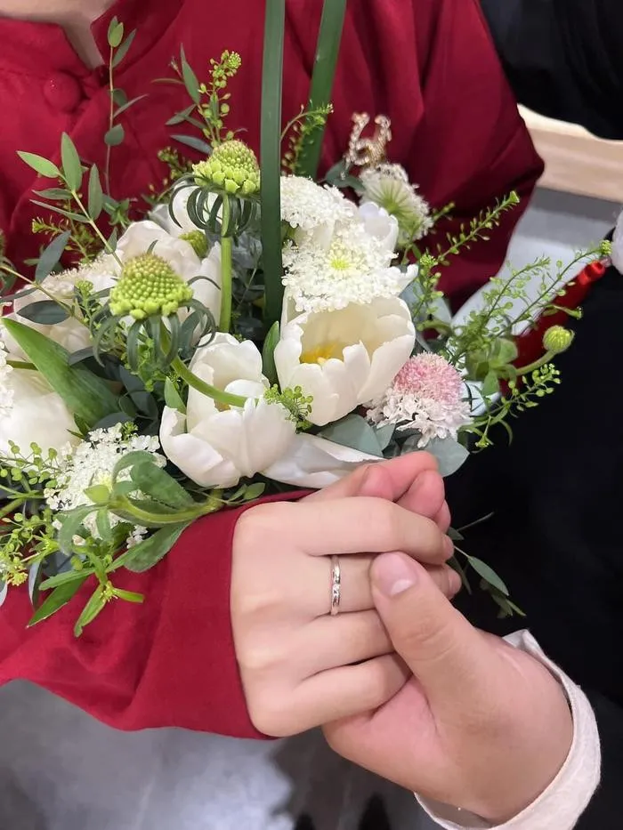 nam-ca-si-co-tieng-showbiz-viet-cau-hon-ban-trai-dong-gioi-ban-be-chung-kien-khoc-mung (4)