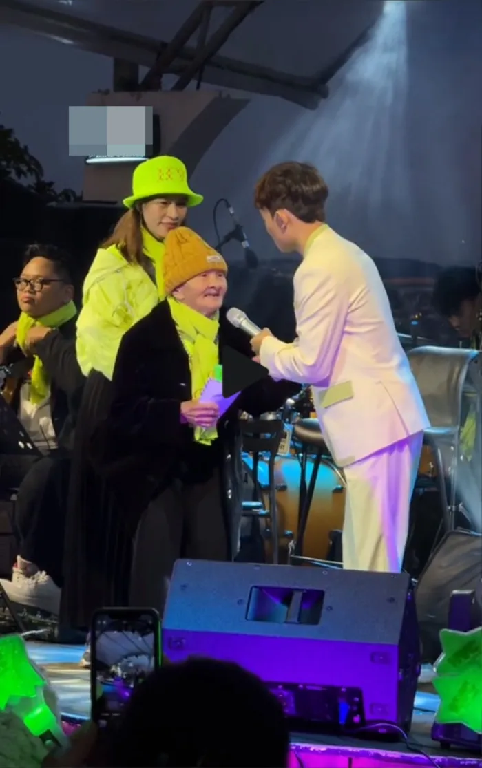 nam-ca-si-vbiz-gap-bien-dau-nam-dinh-liu-den-chuyen-tien-bac-voi-khan-gia-lon-tuoi-gay-xon-xao (2)