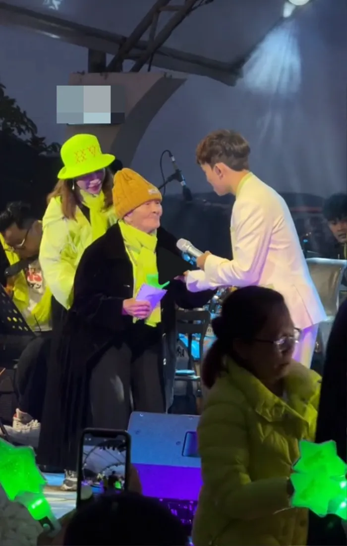 nam-ca-si-vbiz-gap-bien-dau-nam-dinh-liu-den-chuyen-tien-bac-voi-khan-gia-lon-tuoi-gay-xon-xao (3)