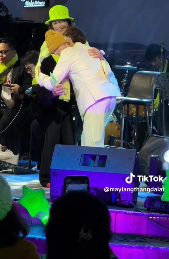 nam-ca-si-vbiz-gap-bien-dau-nam-dinh-liu-den-chuyen-tien-bac-voi-khan-gia-lon-tuoi-gay-xon-xao (4)