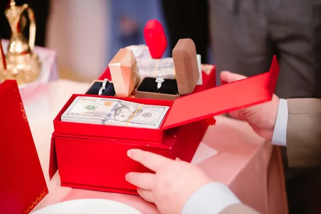 danh-tinh-co-dau-kim-cuong-hot-viet-nam-nhan-suong-suong-400-vien-kim-cuong-trong-ngay-cuoi-nguoi-hot-nhat-mxh (3)