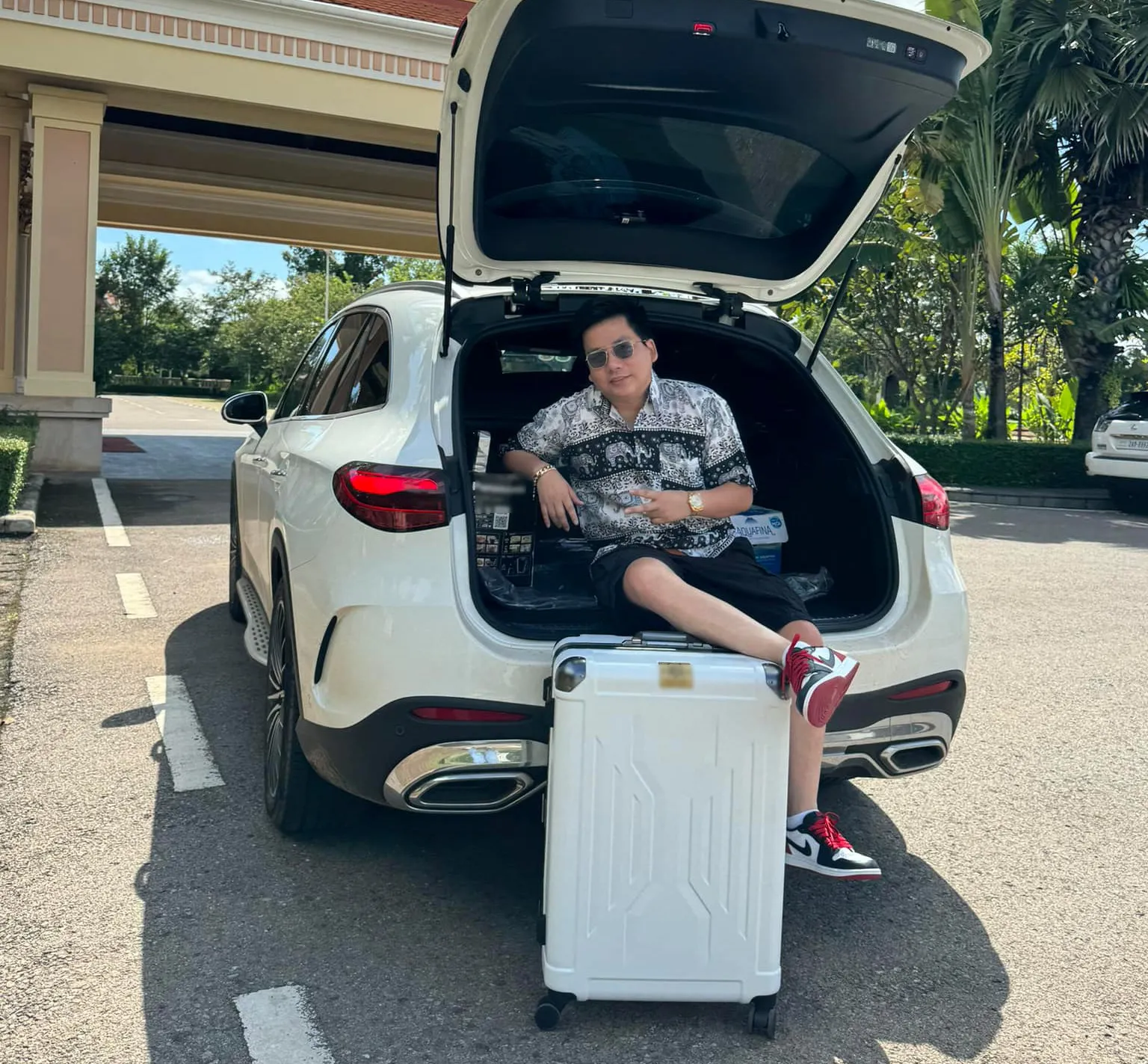 khoa-pug-mang-doi-chan-5-ty-qua-trung-quoc-tam-su-hoc-dao-hau-keo-chan-nam-youtuber-co-di-binh-thuong (3)