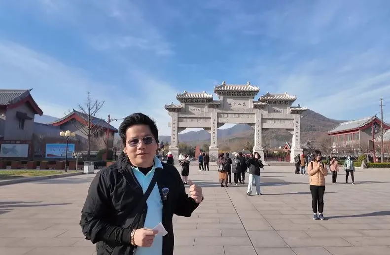 khoa-pug-mang-doi-chan-5-ty-qua-trung-quoc-tam-su-hoc-dao-hau-keo-chan-nam-youtuber-co-di-binh-thuong (4)