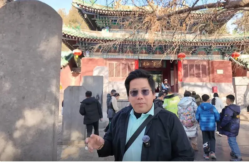 khoa-pug-mang-doi-chan-5-ty-qua-trung-quoc-tam-su-hoc-dao-hau-keo-chan-nam-youtuber-co-di-binh-thuong (6)