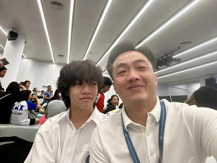 con-trai-ho-ngoc-ha-moi-14-tuoi-tro-gio-khong-nhan-ra-cang-lon-cang-dien-trai-nhu-ban-sao-cua-cuong-do-la (2)