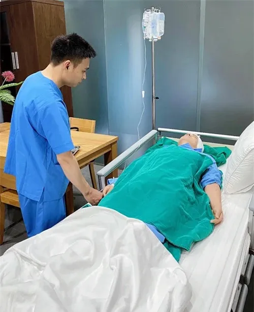 nam-ca-si-vbiz-dang-o-dinh-cao-su-nghiep-gap-bien-co-suc-khoe-ngung-ca-hat-roi-khoi-lang-giai-tri (6)