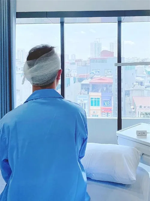 nam-ca-si-vbiz-dang-o-dinh-cao-su-nghiep-gap-bien-co-suc-khoe-ngung-ca-hat-roi-khoi-lang-giai-tri (7)