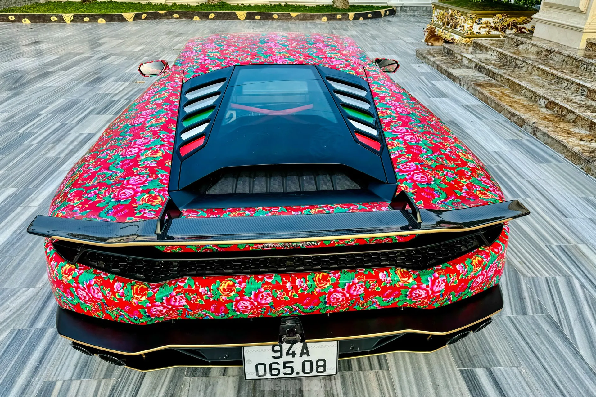 nu-dai-gia-mien-tay-dap-chan-con-cong-cho-sieu-xe-chuc-truoc-dip-tet-nguyen-dan-2024-nghe-ly-do-nga-ngua (1)