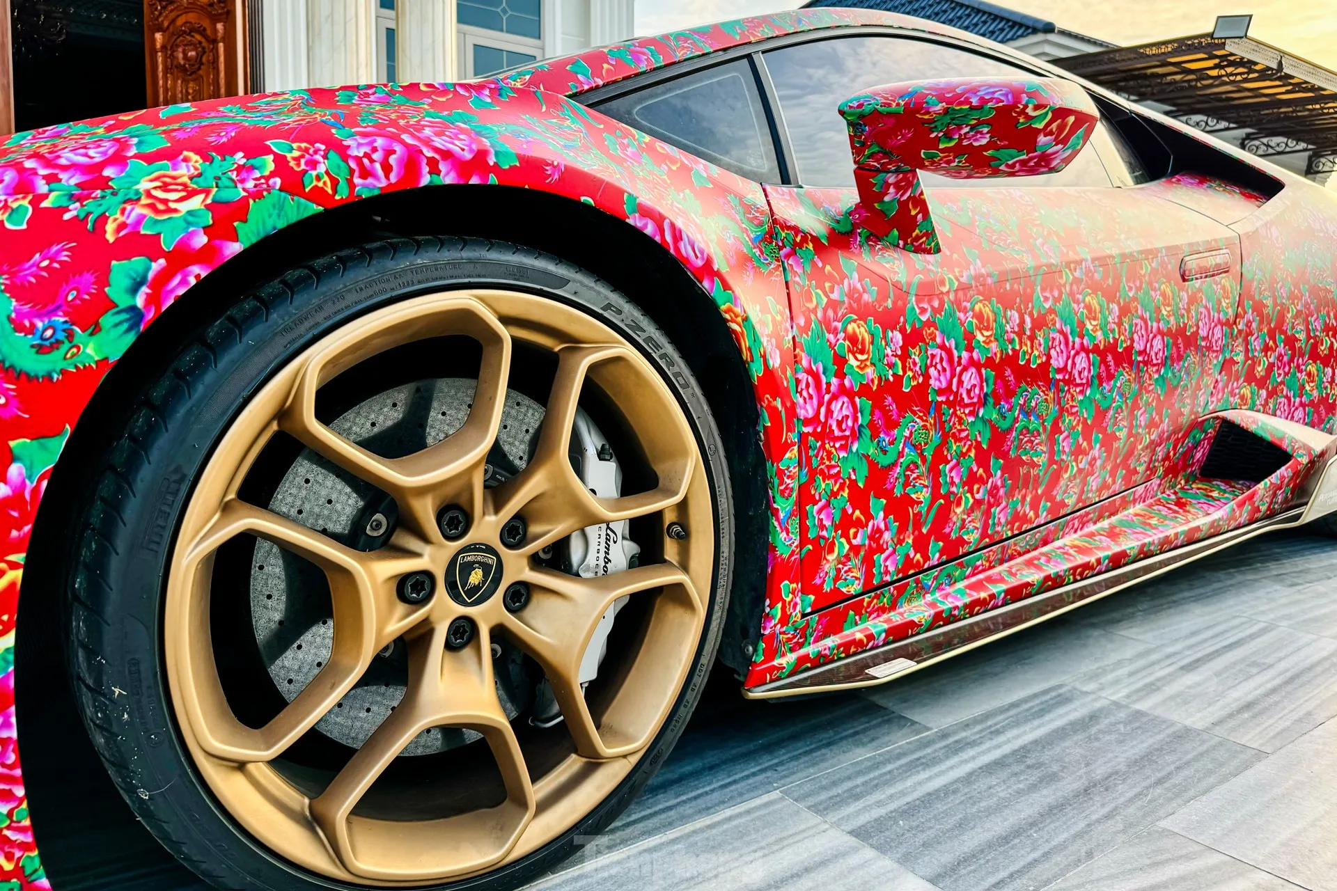 nu-dai-gia-mien-tay-dap-chan-con-cong-cho-sieu-xe-chuc-truoc-dip-tet-nguyen-dan-2024-nghe-ly-do-nga-ngua (4)