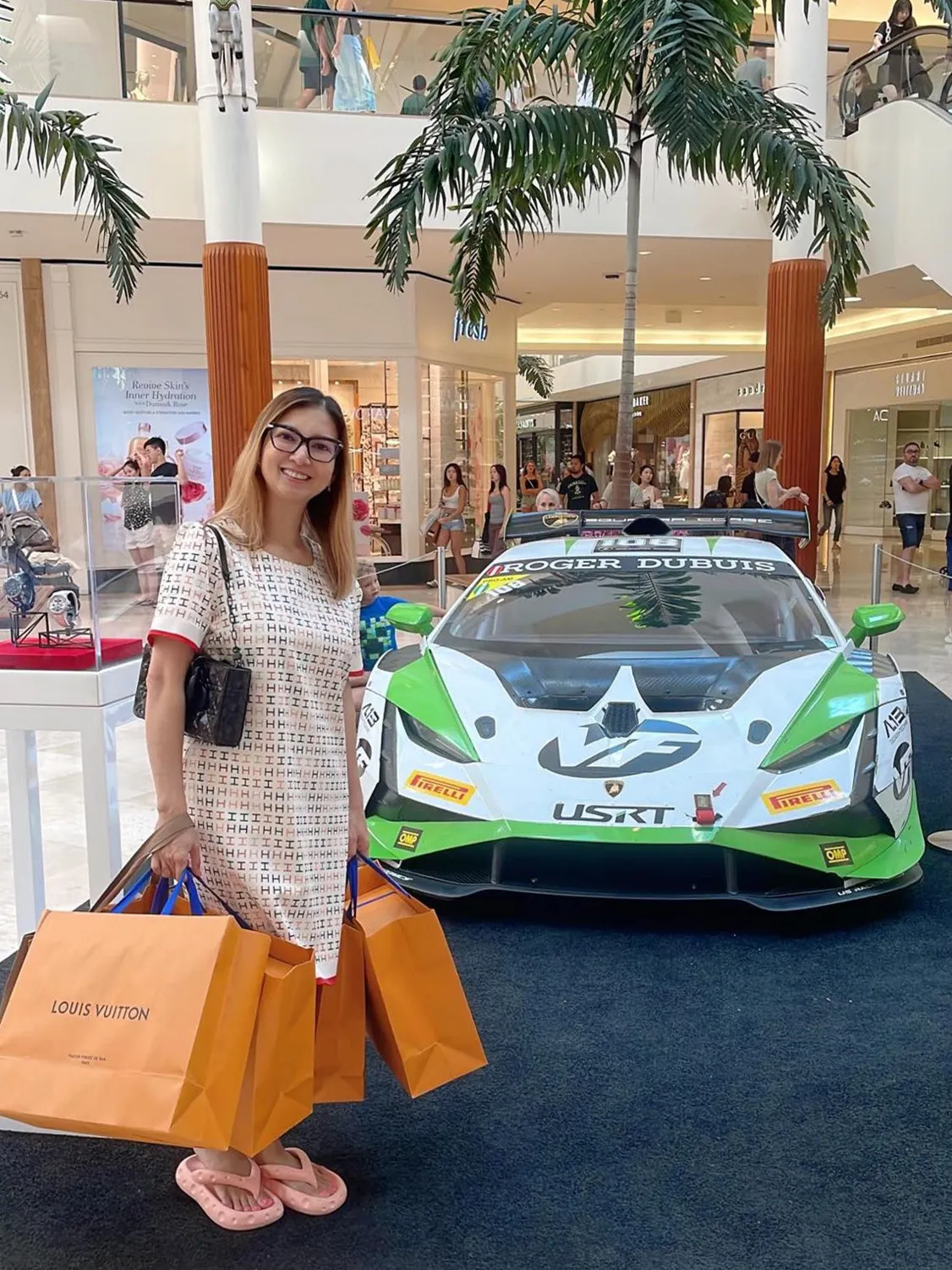 vo-chong-nu-ca-si-showbiz-viet-ghe-cho-mua-it-do-het-gan-300-trieu-thi-bi-trom-dap-vo-kinh-xe-lay-sach (2)