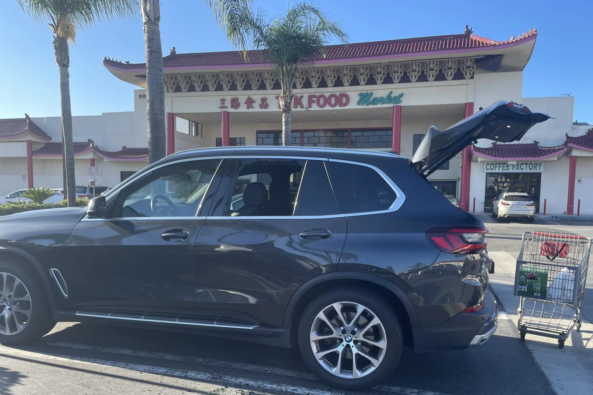 vo-chong-nu-ca-si-showbiz-viet-ghe-cho-mua-it-do-het-gan-300-trieu-thi-bi-trom-dap-vo-kinh-xe-lay-sach (3)