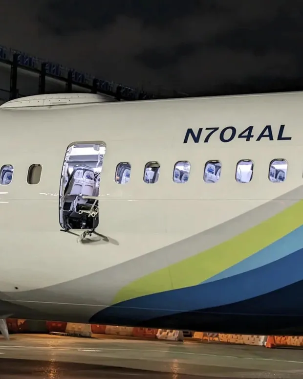 may-bay-bi-bung-mang-giua-khong-trung-177-nguoi-la-het-canh-tuong-kinh-hoang-nhieu-thu-bi-hut-khoi (5)