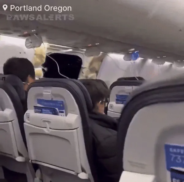 may-bay-bi-bung-mang-giua-khong-trung-177-nguoi-la-het-canh-tuong-kinh-hoang-nhieu-thu-bi-hut-khoi (7)