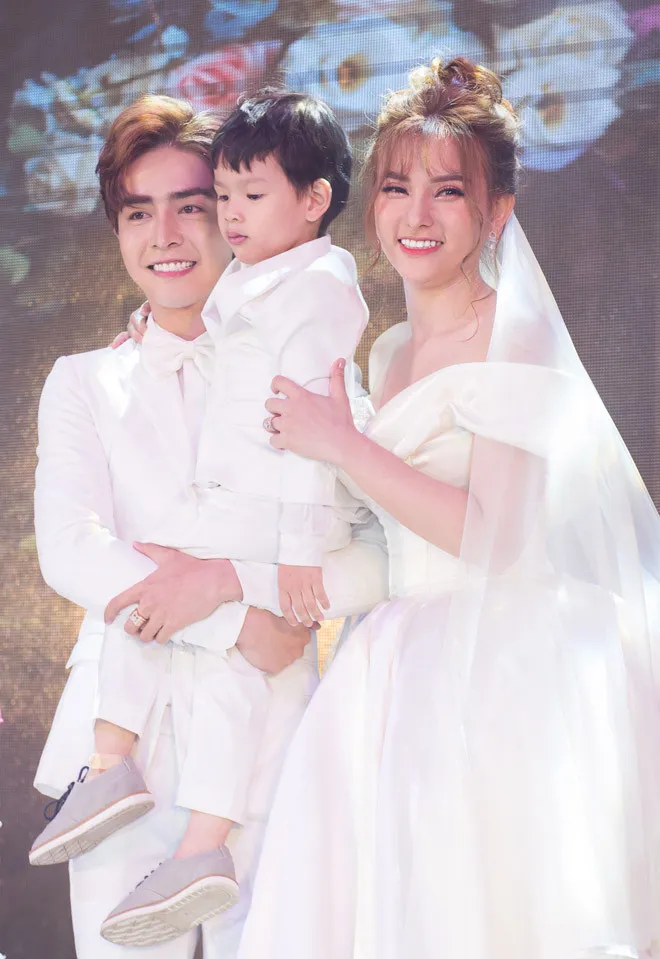 sao-nu-vbiz-tai-hon-lan-2-voi-chong-kem-10-tuoi-duoc-treo-thuong-sinh-mot-dua-chau-tang-1-manh-dat-chuc-ty (2)