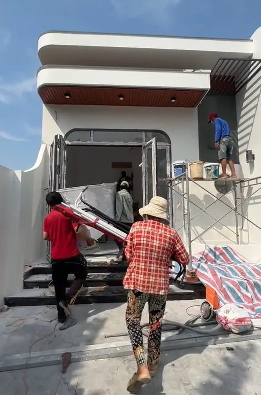 vo-tinh-xay-nha-co-chu-l-nguoc-co-gai-doc-comment-lien-voi-goi-tho-den-pha-bo-vi-ly-do-qua-dang-so (3)