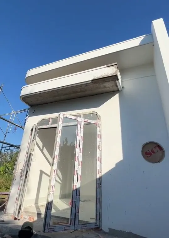 vo-tinh-xay-nha-co-chu-l-nguoc-co-gai-doc-comment-lien-voi-goi-tho-den-pha-bo-vi-ly-do-qua-dang-so (6)