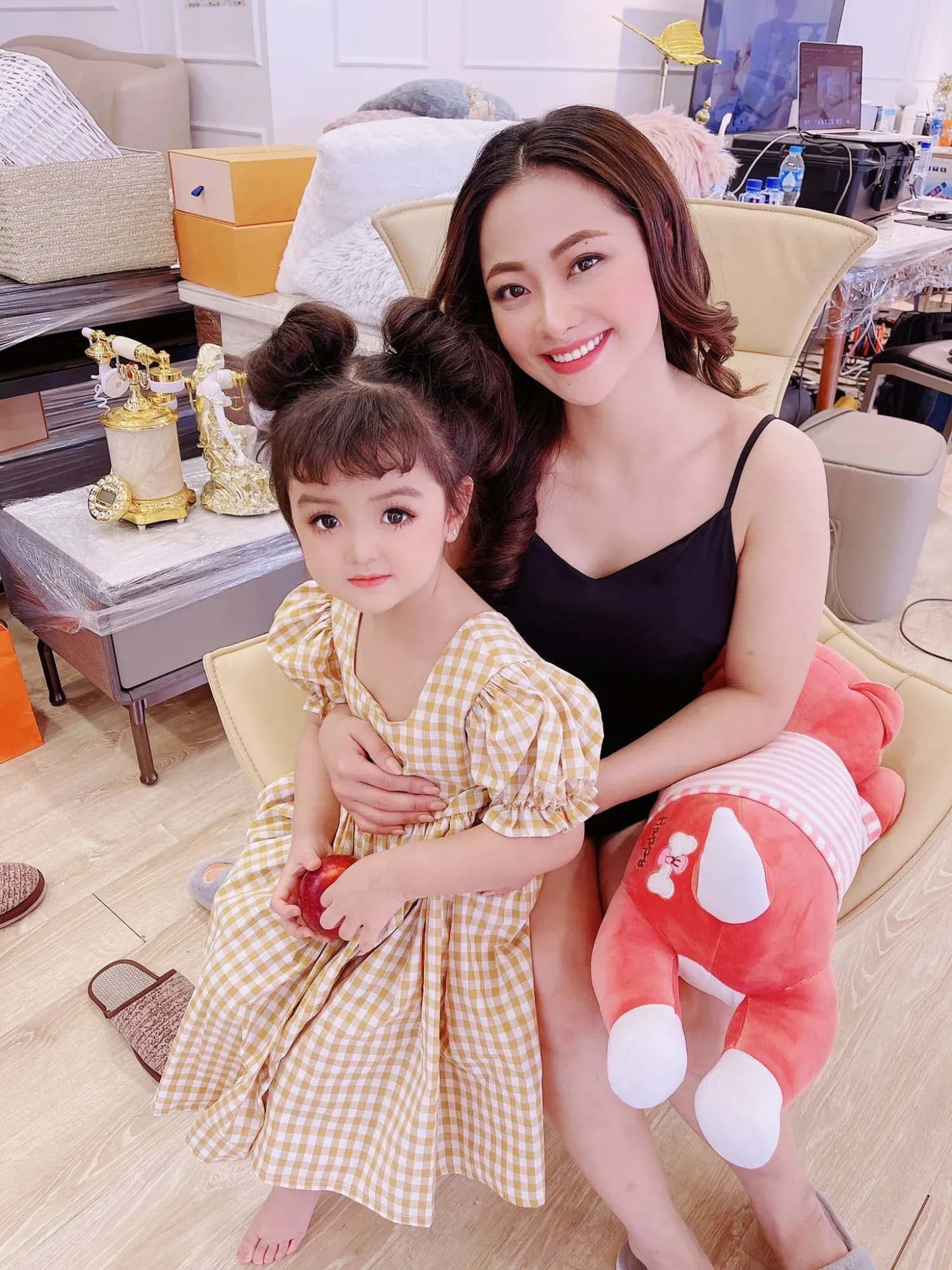 co-be-viet-gay-chu-y-voi-lop-trang-diem-qua-mua-dan-tinh-xot-xa-truoc-anh-sau-tay-trang (9)