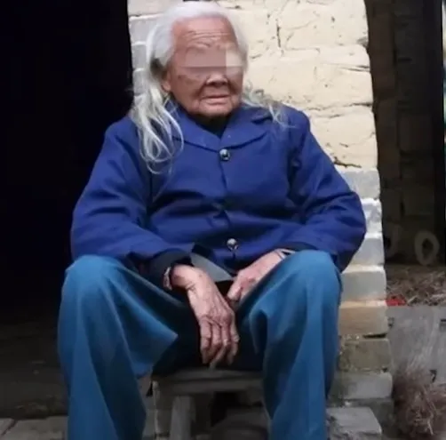 cu-ba-95-tuoi-tu-mo-quan-tai-day-di-nau-com-sau-6-ngay-qua-doi-khien-gia-dinh-dieng-nguoi (3)
