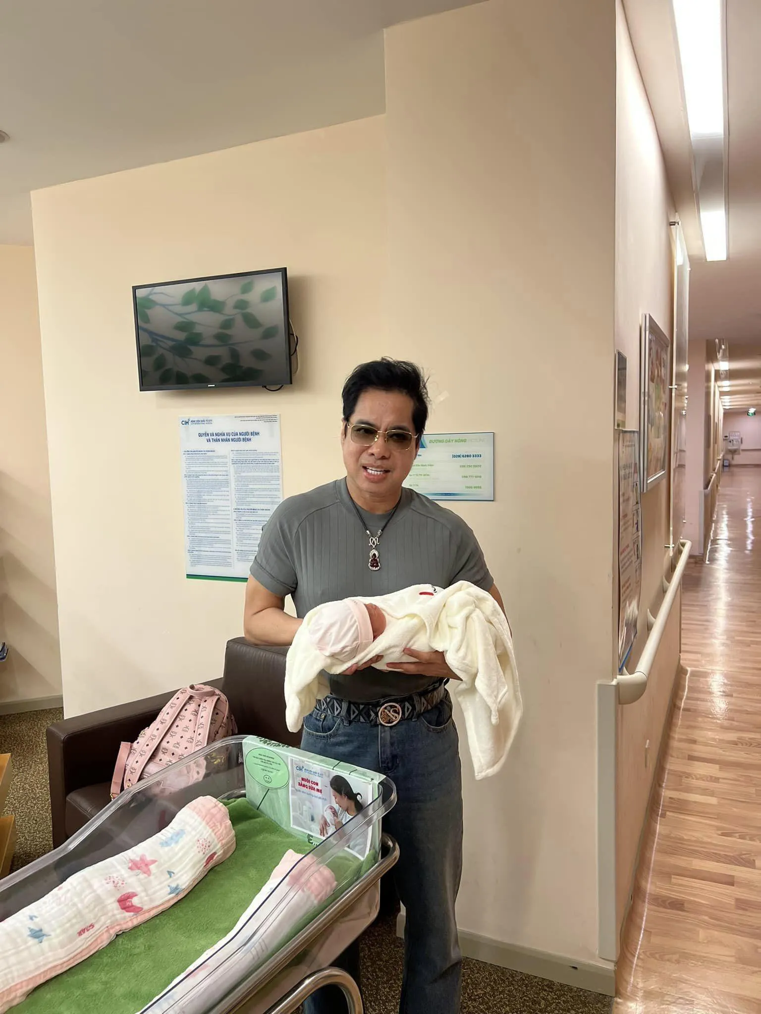 ngoc-son-bat-ngo-cong-khai-con-gai-o-tuoi-u60-du-chua-lay-vo-khan-gia-hoang-mang-tim-danh-tinh-nguoi-ay (5)