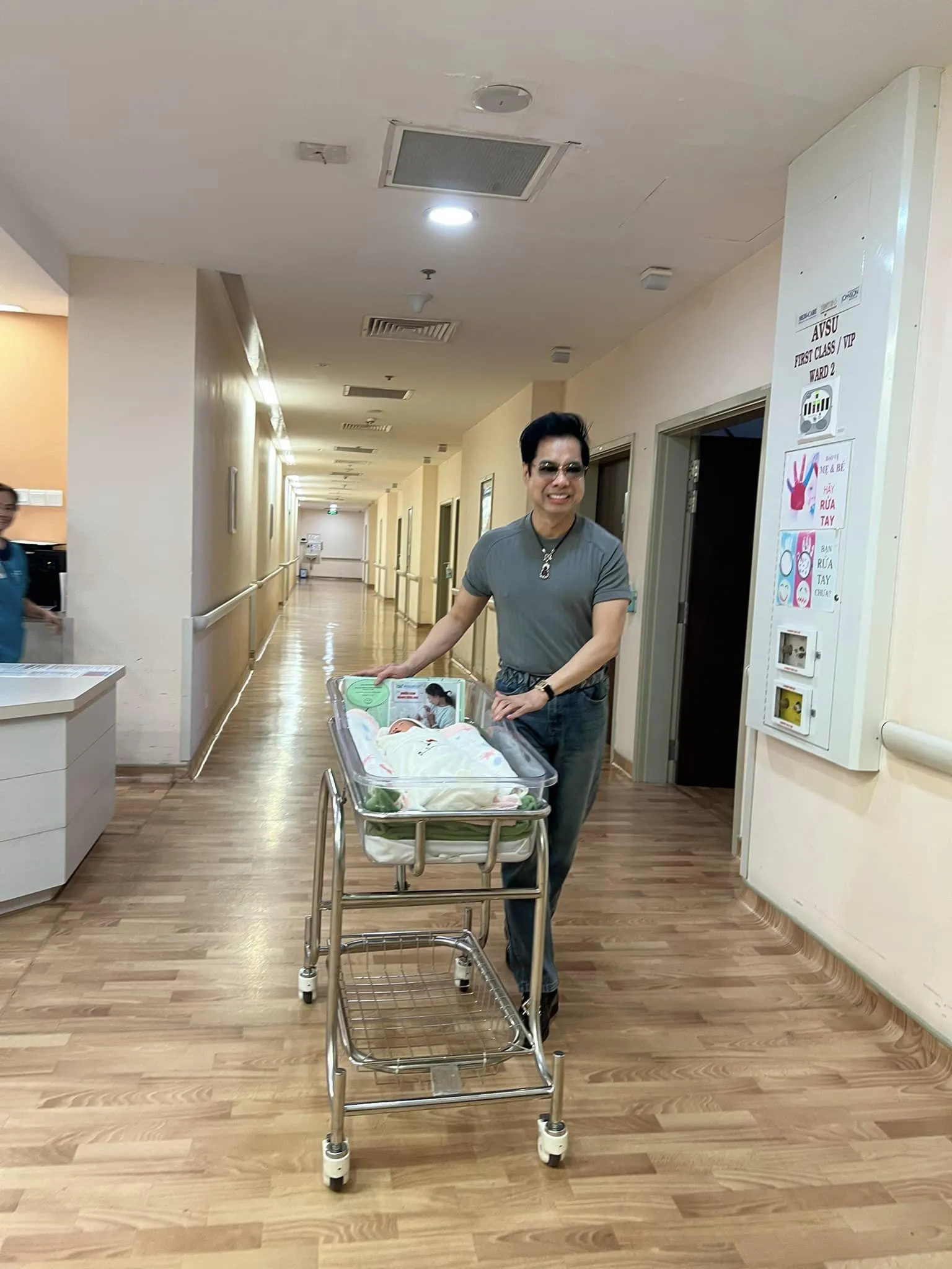 ngoc-son-bat-ngo-cong-khai-con-gai-o-tuoi-u60-du-chua-lay-vo-khan-gia-hoang-mang-tim-danh-tinh-nguoi-ay (6)