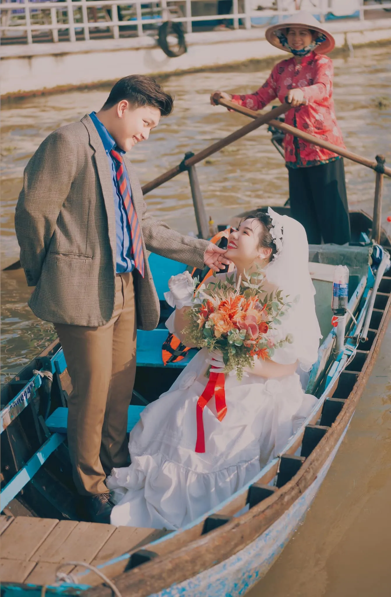 chu-nhat-loat-hit-trieu-view-cua-showbiz-viet-bi-mat-to-chuc-dam-cuoi-tuoi-24-khan-gia-qua-ngo-ngang (4)