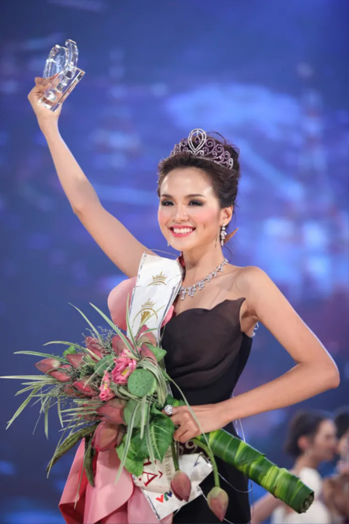 hoa-hau-viet-tung-kiem-1-ty-dong-trong-30-phut-gap-bi-kich-hon-nhan-phai-sang-xu-nguoi-phun-xam-kiem-song (6)