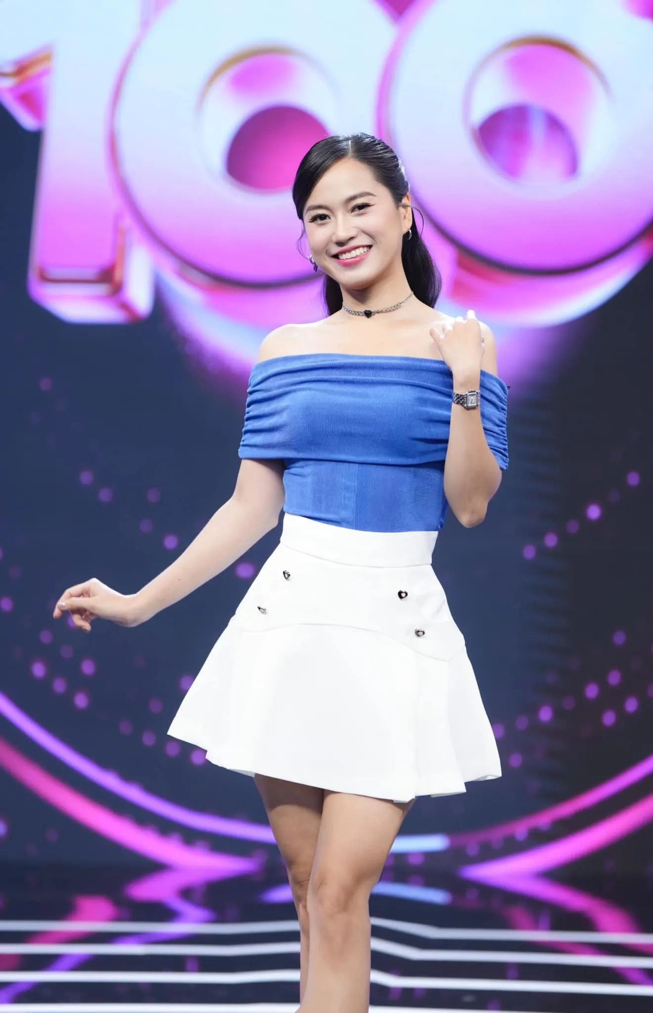 sao-nu-vbiz-dang-hat-dam-cuoi-bi-vach-tran-hat-nhep-ngay-tren-san-khau-het-duong-choi-cai (5)