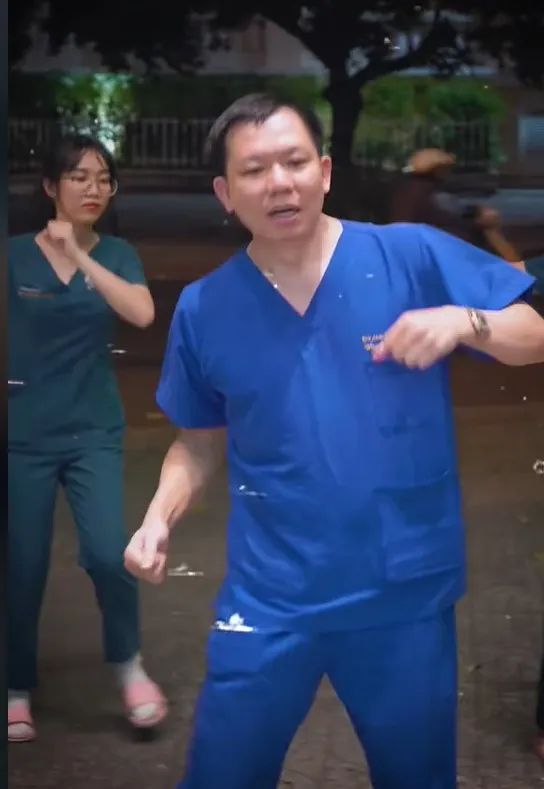 bac-si-cao-huu-thinh-lan-san-lam-ca-si-khien-dan-tinh-xon-xao-netizen-thac-mac-chan-nghe-bac-si-dan-than-vao-showbiz (3)