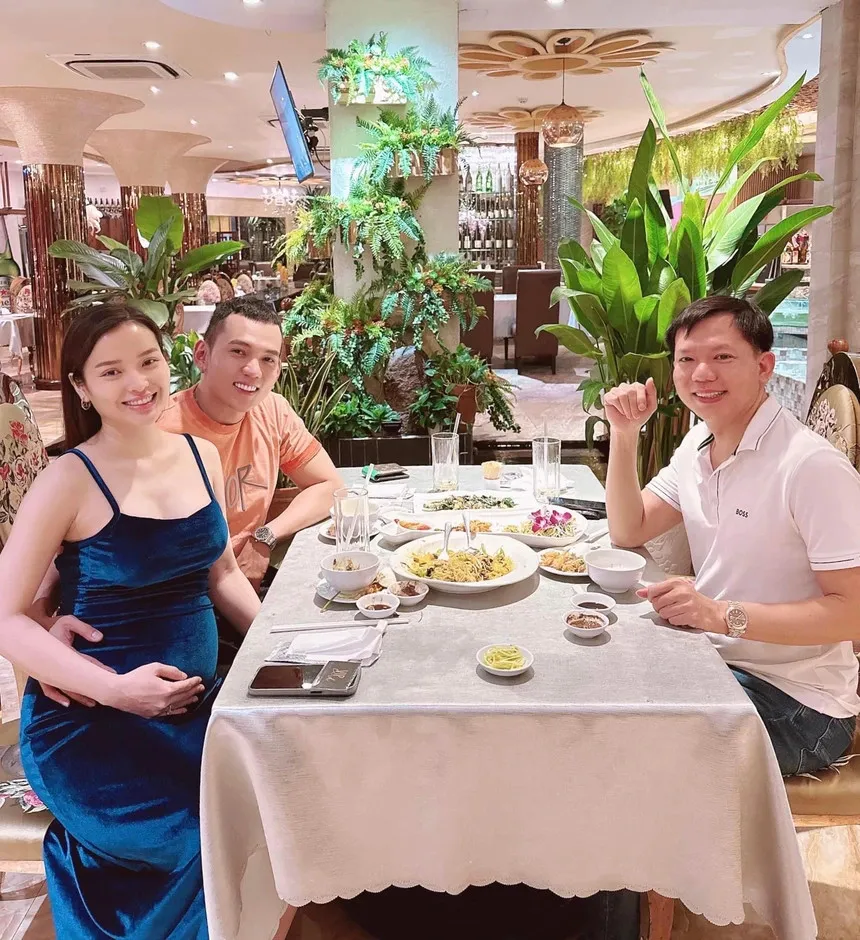 bac-si-cao-huu-thinh-lan-san-lam-ca-si-khien-dan-tinh-xon-xao-netizen-thac-mac-chan-nghe-bac-si-dan-than-vao-showbiz (41)