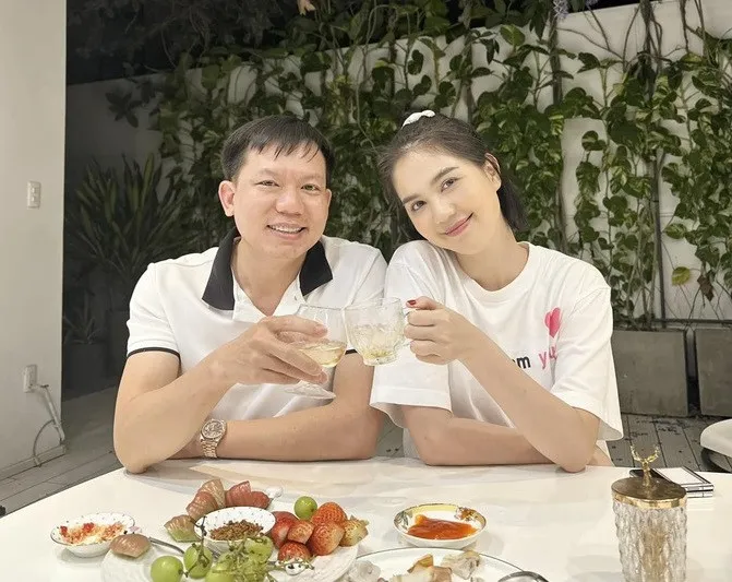 bac-si-cao-huu-thinh-lan-san-lam-ca-si-khien-dan-tinh-xon-xao-netizen-thac-mac-chan-nghe-bac-si-dan-than-vao-showbiz (42)