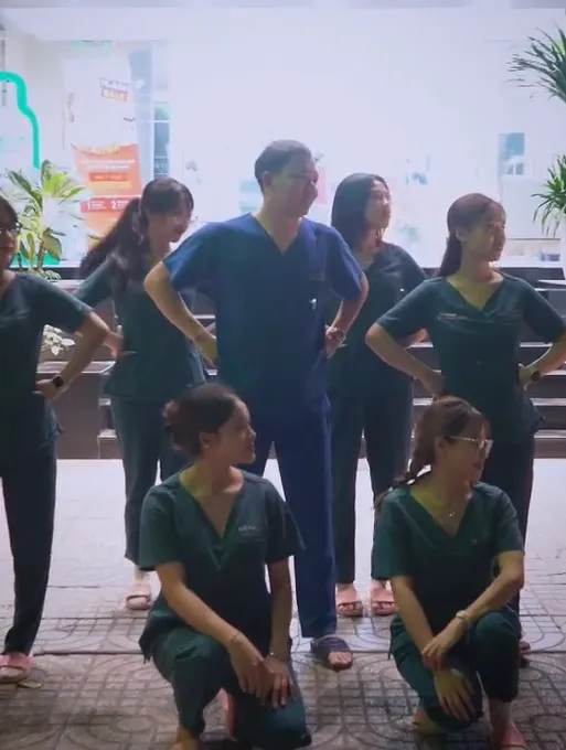 bac-si-cao-huu-thinh-lan-san-lam-ca-si-khien-dan-tinh-xon-xao-netizen-thac-mac-chan-nghe-bac-si-dan-than-vao-showbiz (5)