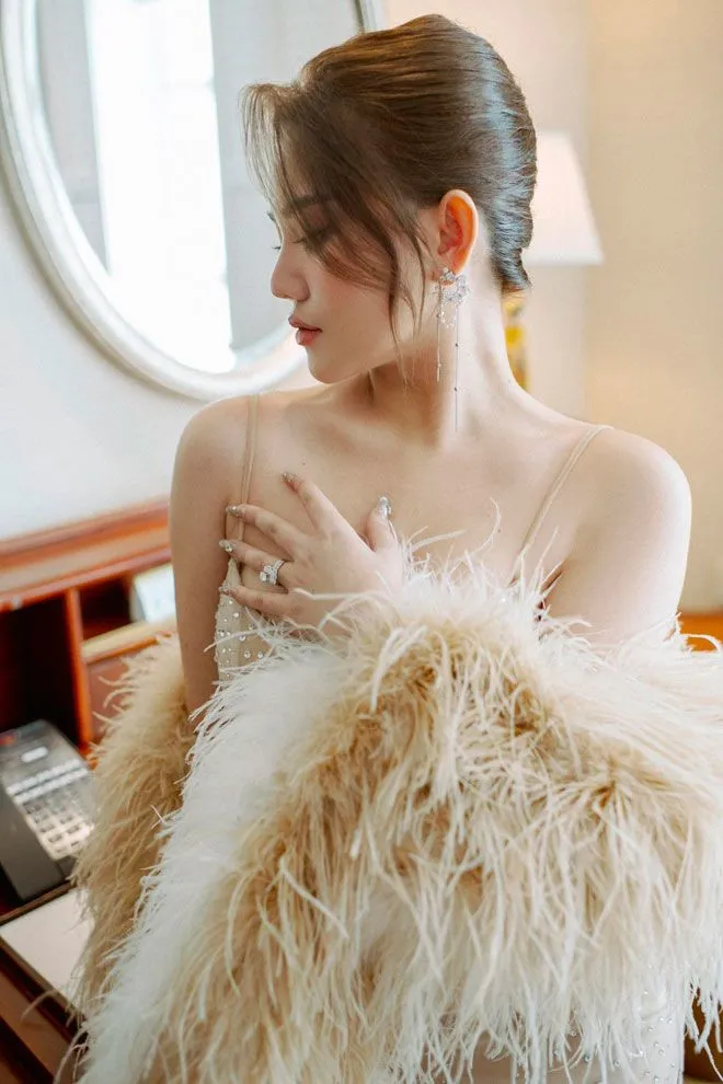 co-gai-17-tuoi-mac-bo-do-gan-100-trieu-khien-dan-tinh-ngan-ngua-dien-mao-hien-tai-qua-khac-con-giau-nhu-xua (8)