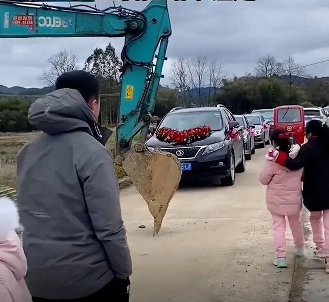 quyet-khong-gop-tien-lam-duong-cung-ca-lang-con-tuyen-bo-khong-can-di-mot-gia-dinh-gap-cai-ket-chua-chat-khi-nha-co-dam-cuoi (3)