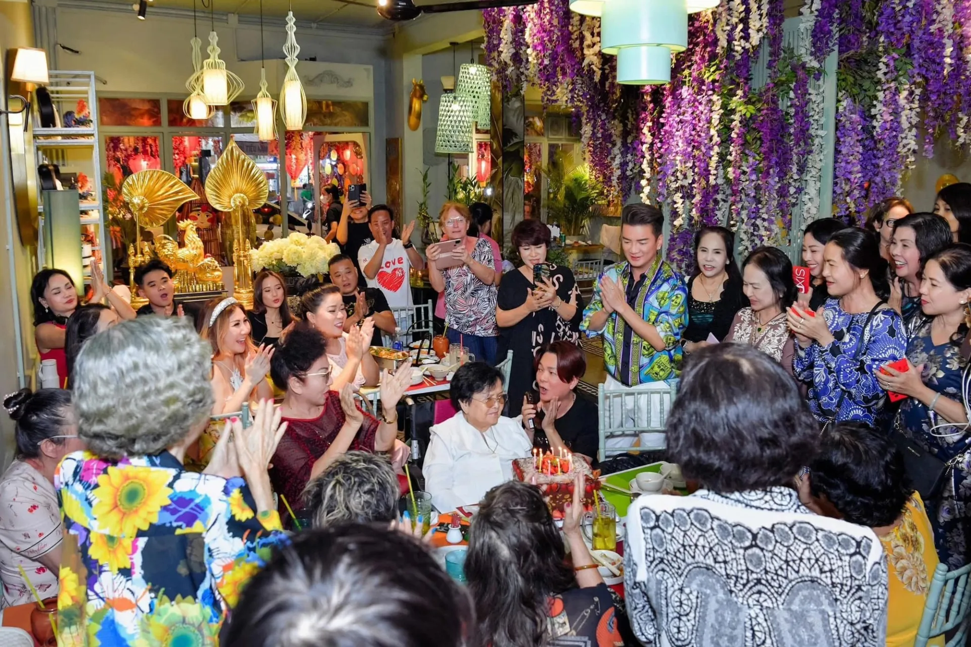 dam-vinh-hung-nghen-ngao-tiet-lo-me-ruot-ngu-ngoi-nhieu-nam-qua-cau-xin-phep-la-cho-dang-sinh-thanh (4)