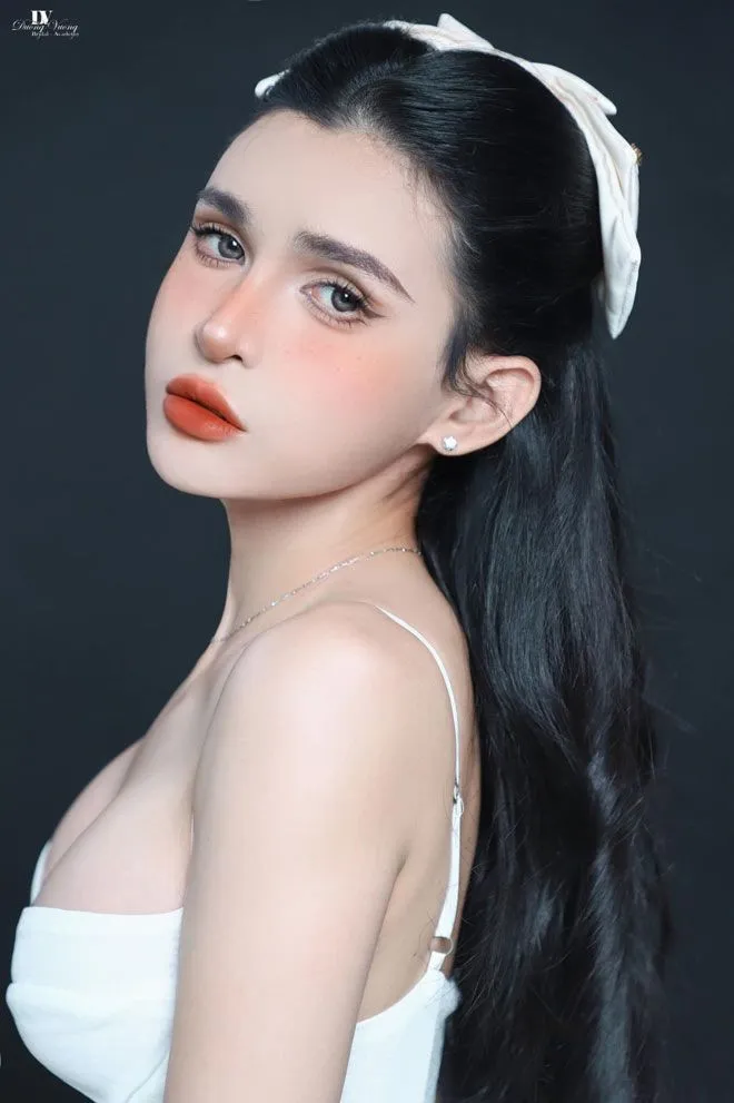 chang-trai-6-mui-vam-vo-chuyen-gioi-thanh-con-gai-khien-dan-tinh-tron-mat-danh-doi-tuoi-tho-thuc-hien-uoc-mo (8)