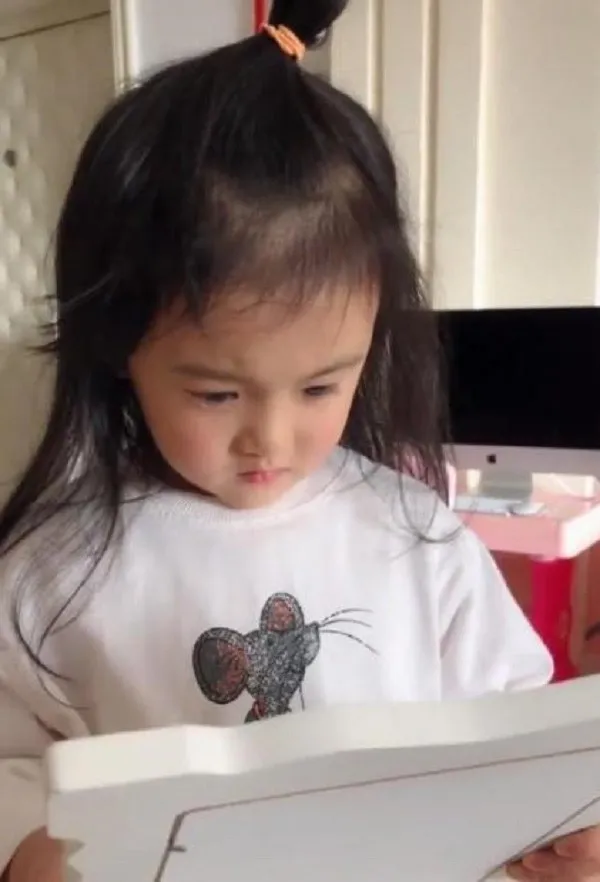 be-gai-bong-mat-thi-luc-dot-ngot-trong-mot-dem-hoa-ra-van-de-o-cha-me-khien-dan-tinh-suy-ngam (4)