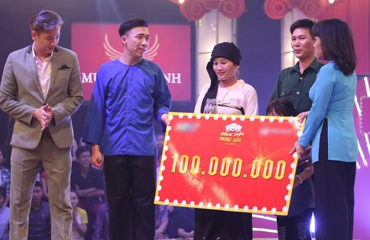 2-hien-tuong-thach-thuc-danh-hai-doi-doi-chong-mat-ba-tan-vlog-khoe-co-ngoi-trang-le-le-thi-dan-thu-nhap-khung (13)